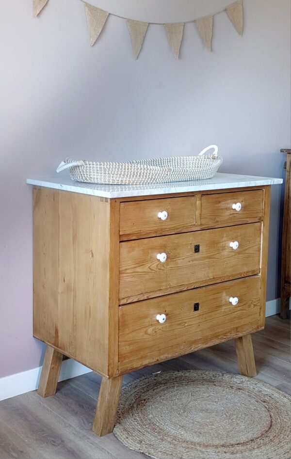 WhatsApp Image 2025-05-08 at 20.06.48 (2) Commode wit marmer babykamer vintage