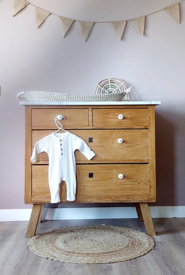 WhatsApp Image 2025-05-08 at 20.06.49 (1) Commode wit marmer babykamer vintage