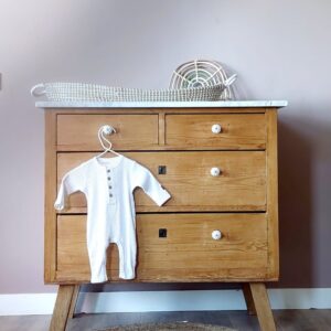 Commode wit marmer babykamer vintage