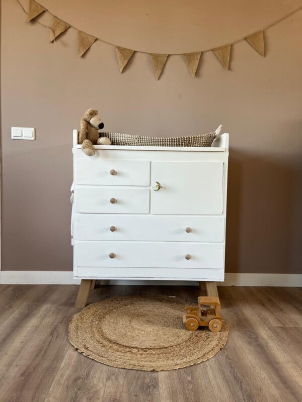 *GERESERVEERD* Vintage commode in de grondverf – kleur naar wens.