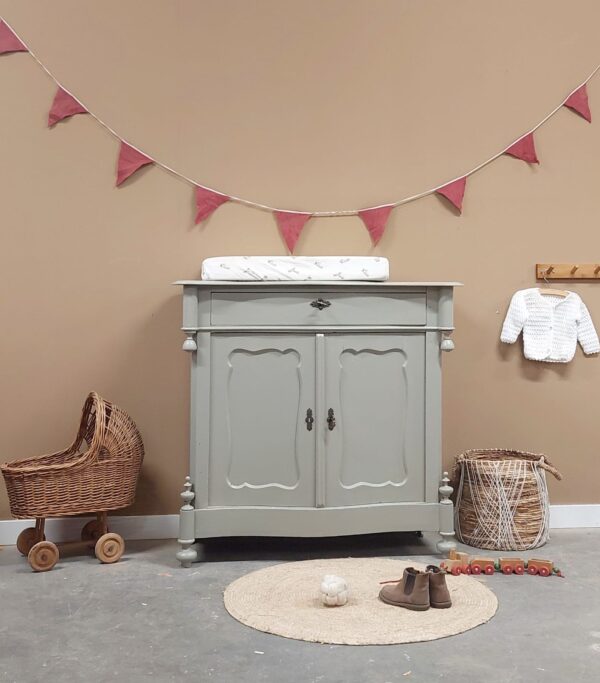 WhatsApp Image 2025-05-24 at 10.33.07 *Gereserveerd* Vintage biedemeier commode/dressoir zachtgroen