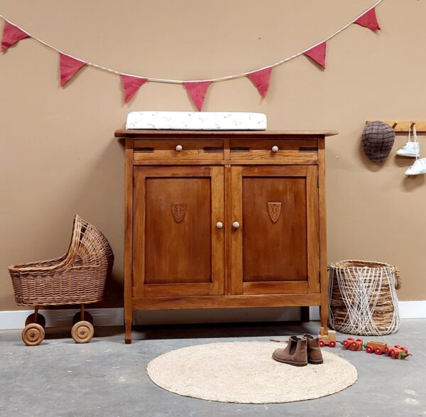 Vintage commode uniek hout marmerenblad babykamer kinderkamer meidenkamer jongenskamer