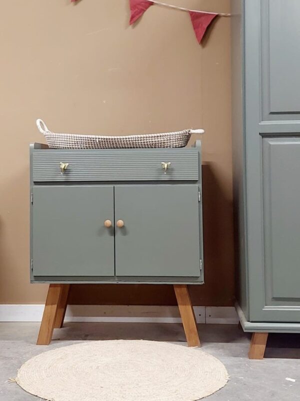 Vintage commode met bladvergroter groen