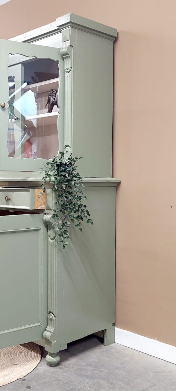 vintage brocante buffetkast servierskast woonkamerkast olijfgroen vitrinekast