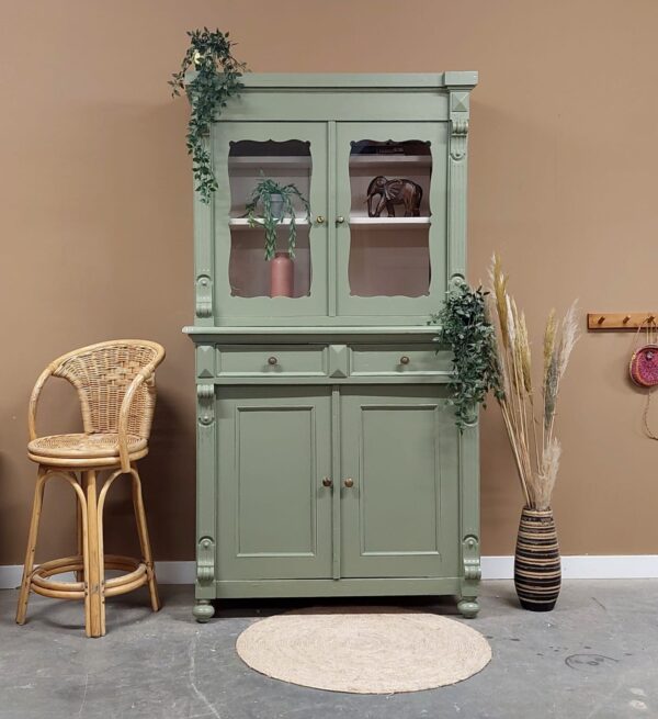 vintage brocante buffetkast servierskast woonkamerkast olijfgroen vitrinekast