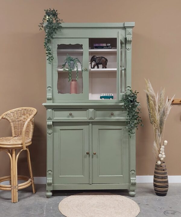 vintage brocante buffetkast servierskast woonkamerkast olijfgroen vitrinekast