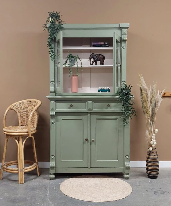 vintage brocante buffetkast servierskast woonkamerkast olijfgroen vitrinekast