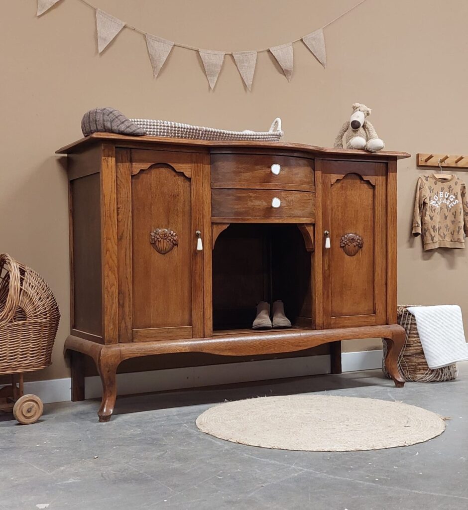 vintage ruime sierlijke commode houtkleur jongenscommode meidencommode