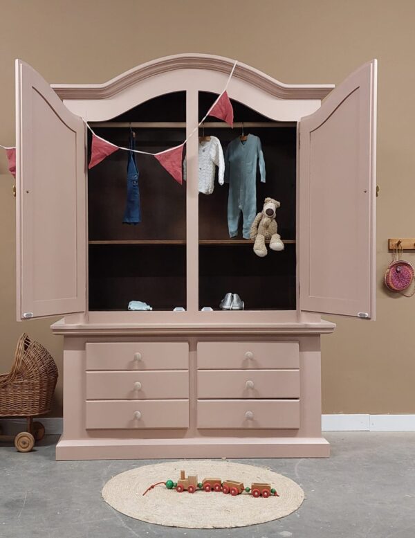 Vintage kledingkast meidenkamerkast zachtroze lades babykamer uniek duurzaam Vintage kledingkast meidenkamerkast zachtroze lades babykamer uniek duurzaam