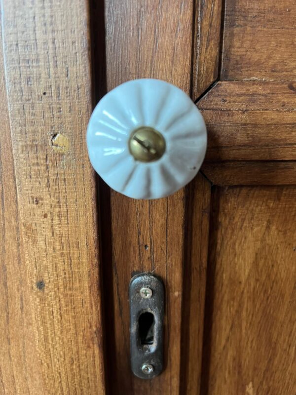 WhatsApp Image 2025-08-11 at 21.04.56 prachtige vintage commode in originele hout kleur