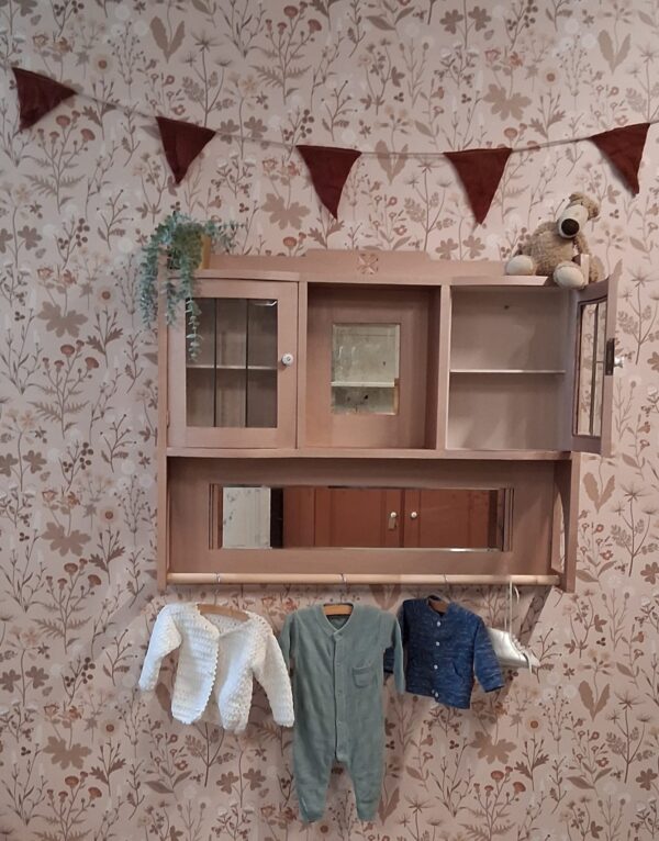 Vintage hangkastje / kapstok / kledingkastje in de kleur Metallic Rose Gold