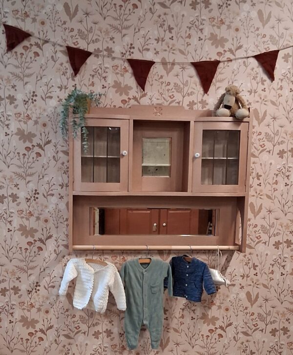 Vintage hangkastje / kapstok / kledingkastje in de kleur Metallic Rose Gold