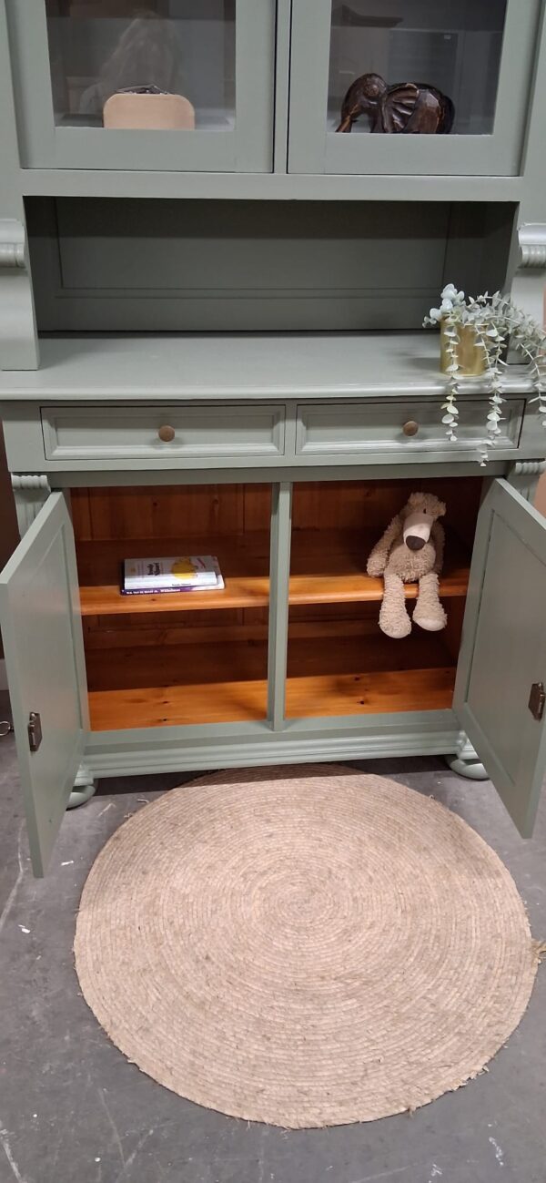 vintage brocante buffetkast servierskast woonkamerkast olijfgroen vitrinekast