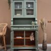 vintage brocante buffetkast servierskast woonkamerkast olijfgroen vitrinekast