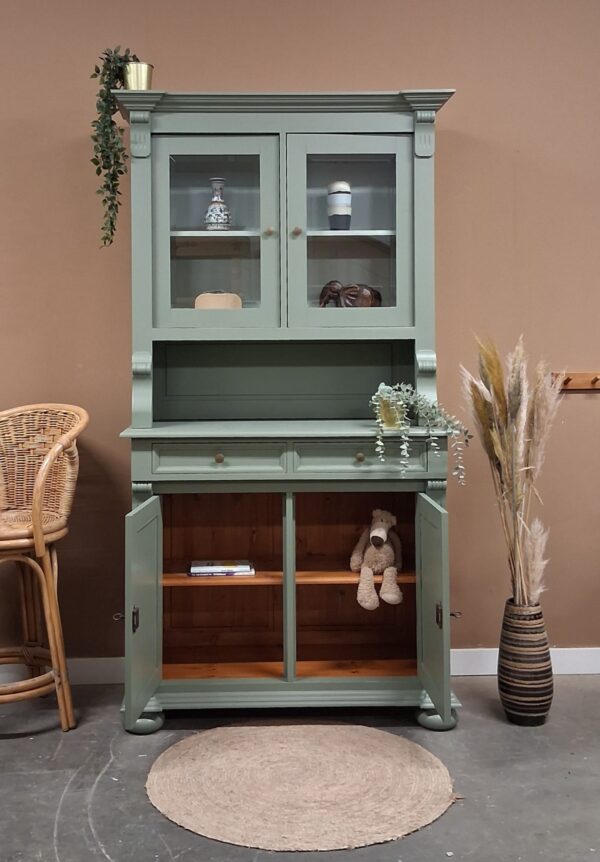 vintage brocante buffetkast servierskast woonkamerkast olijfgroen vitrinekast