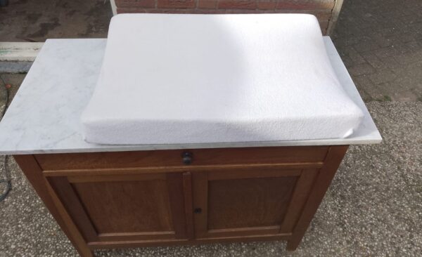 Kleine houten commode met wit marmeren blad