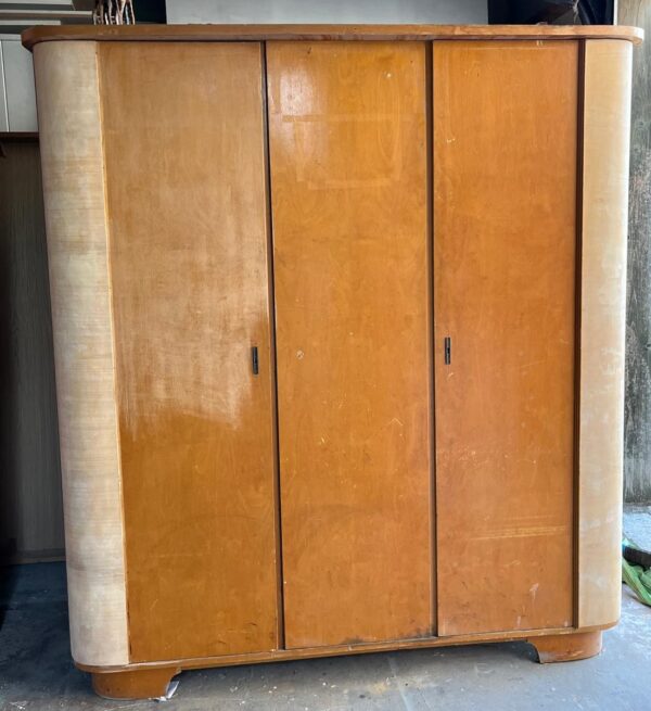 Retro kledingkast – volledig naar wens op te laten knappen