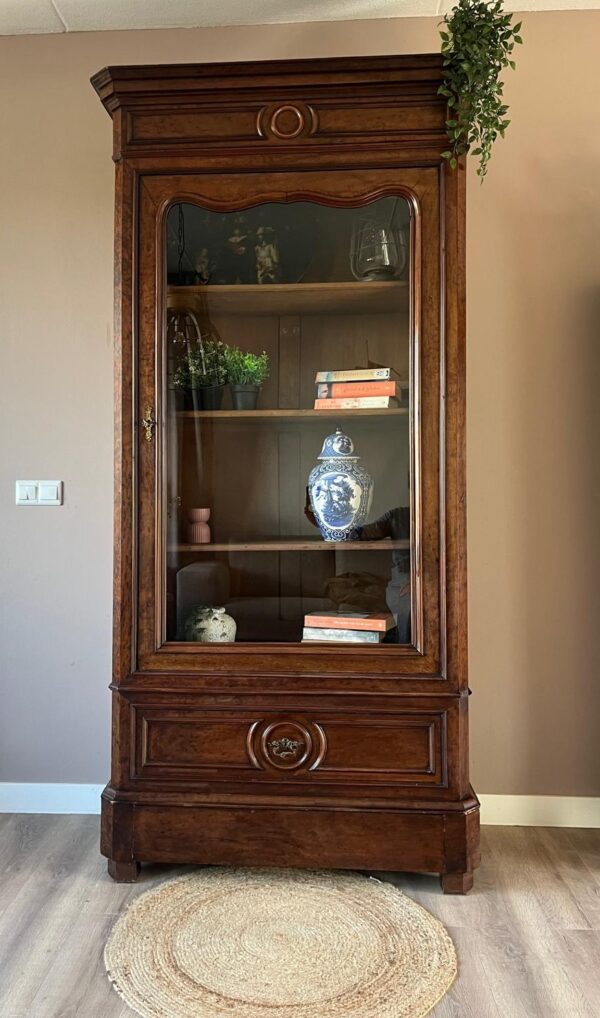 WhatsApp Image 2025-10-24 at 13.48.47 (13) Louis-philippe Boekenkast Vitrinekast | 1 Deur, 2 Laden | Authentiek Erfstuk