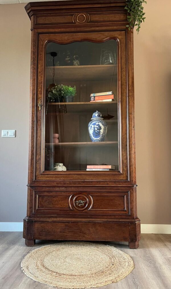 WhatsApp Image 2025-10-24 at 13.48.47 (16) Louis-philippe Boekenkast Vitrinekast | 1 Deur, 2 Laden | Authentiek Erfstuk