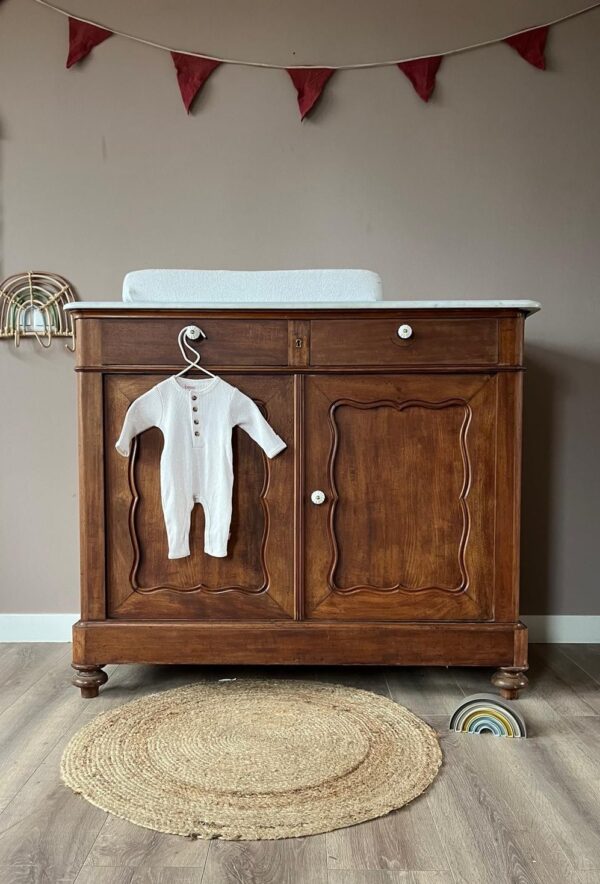 Vintage houtkleur commode met wit marmerenblad