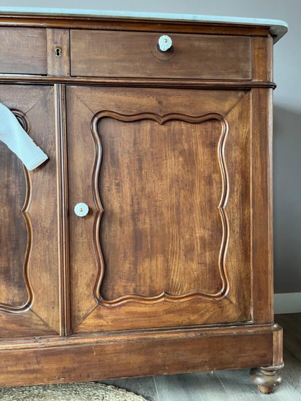 Vintage houtkleur commode met wit marmerenblad