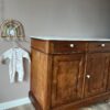 Vintage houtkleur commode met wit marmerenblad