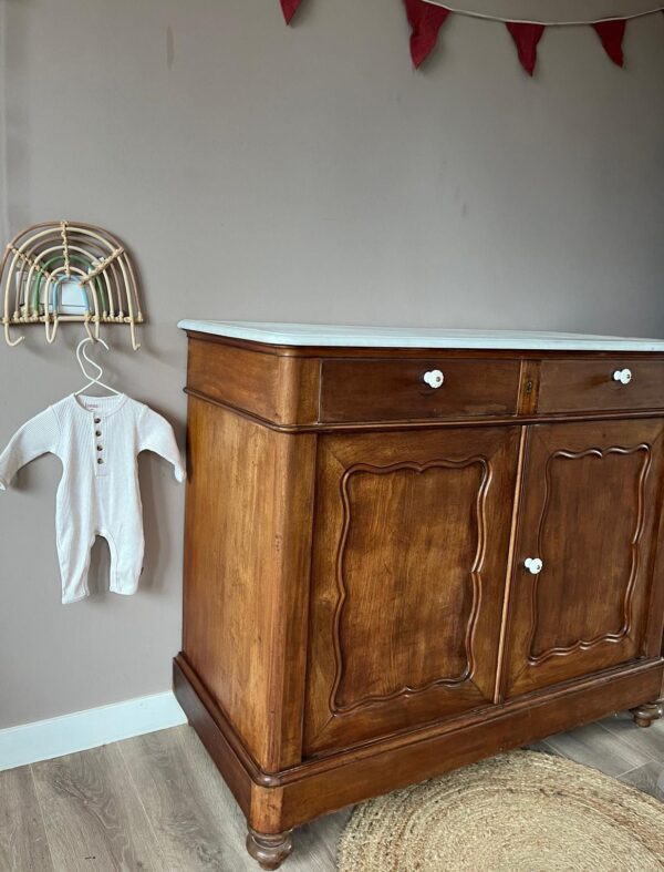 Vintage houtkleur commode met wit marmerenblad