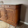 Vintage houtkleur commode met wit marmerenblad