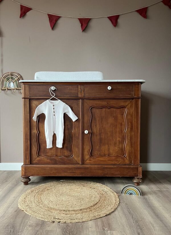Vintage houtkleur commode met wit marmerenblad