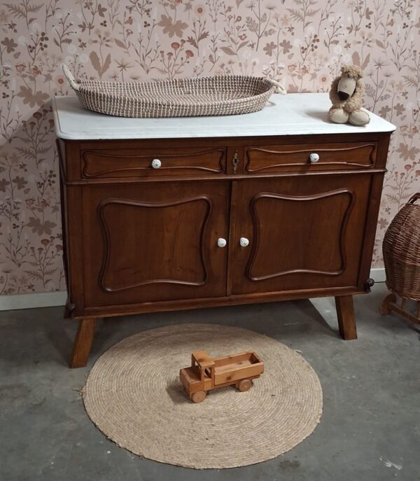 WhatsApp Image 2026-01-16 at 23.26.47 (1) Vintage houtkleur commode met wit marmerenblad