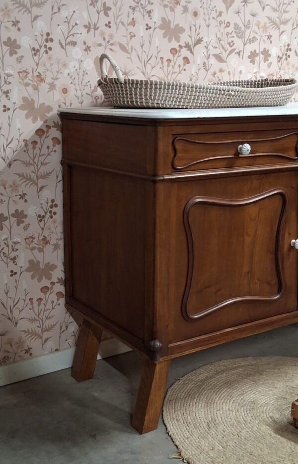 WhatsApp Image 2026-01-16 at 23.26.47 (2) Vintage houtkleur commode met wit marmerenblad