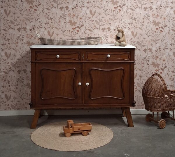 WhatsApp Image 2026-01-16 at 23.26.47 Vintage houtkleur commode met wit marmerenblad