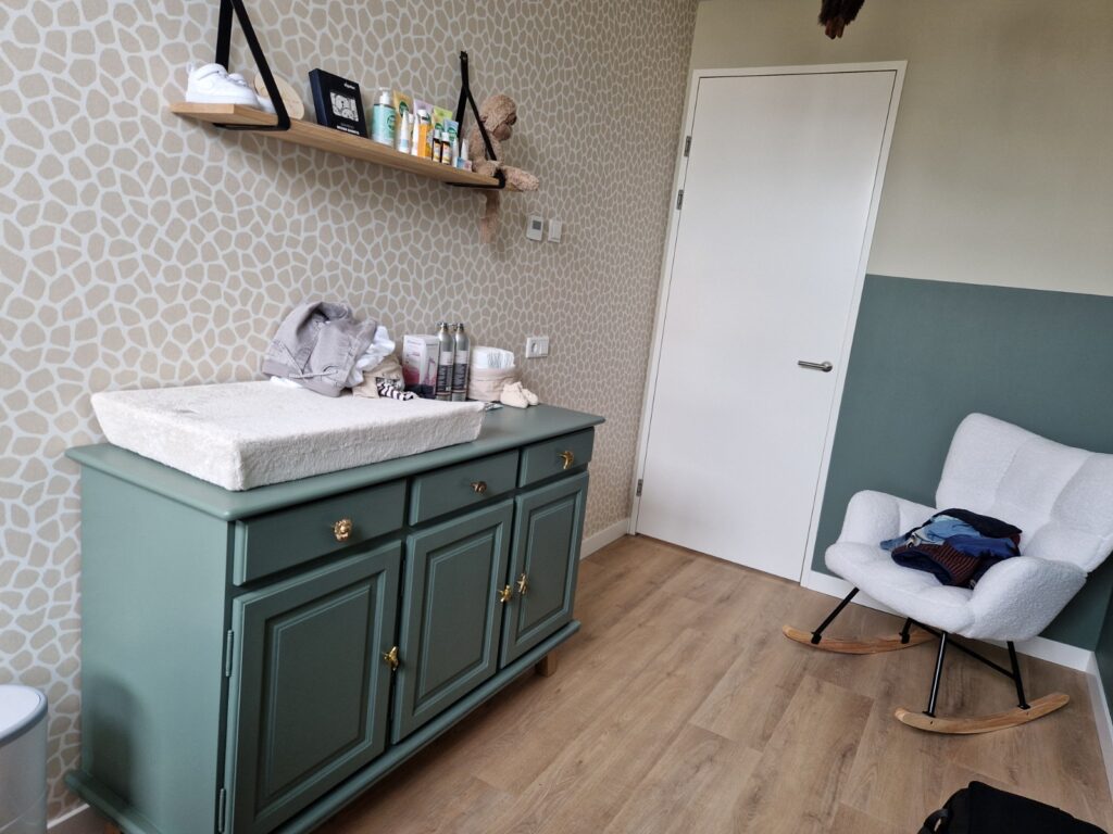 Vintage houtkleur commode met wit marmerenblad