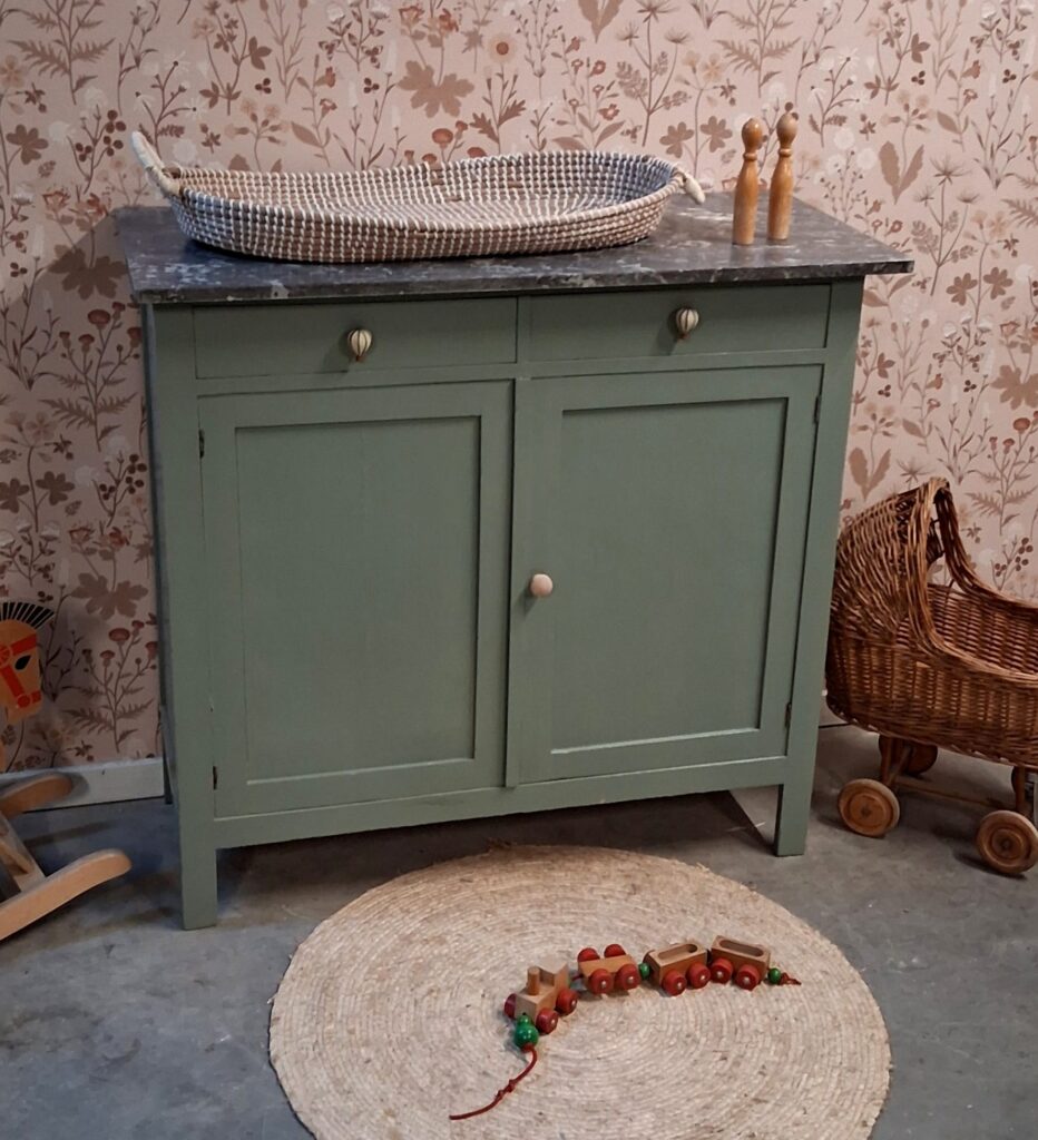 Vintage houtkleur commode met wit marmerenblad