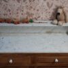 Vintage houtkleur commode met wit marmerenblad