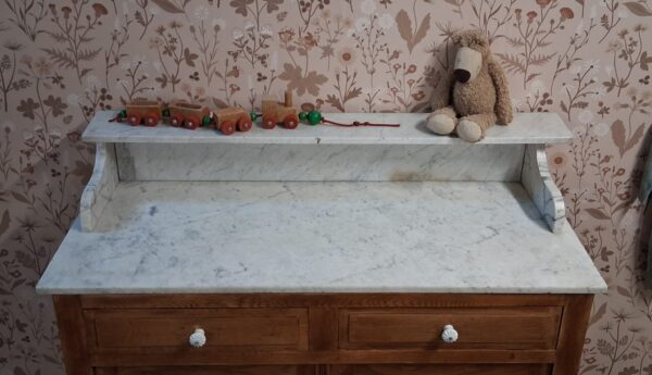Vintage houtkleur commode met wit marmerenblad