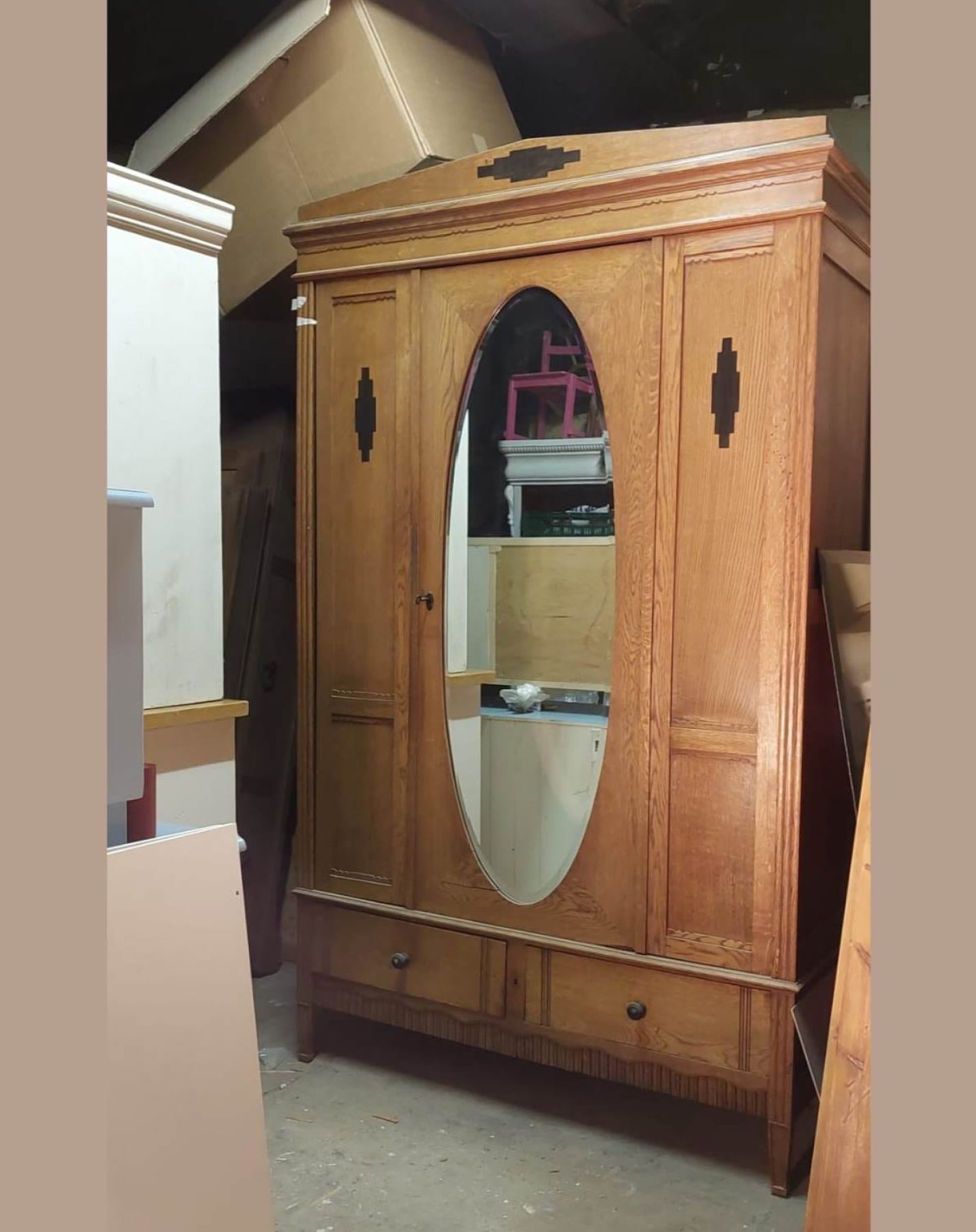 Vintage driedeurs kledingkast