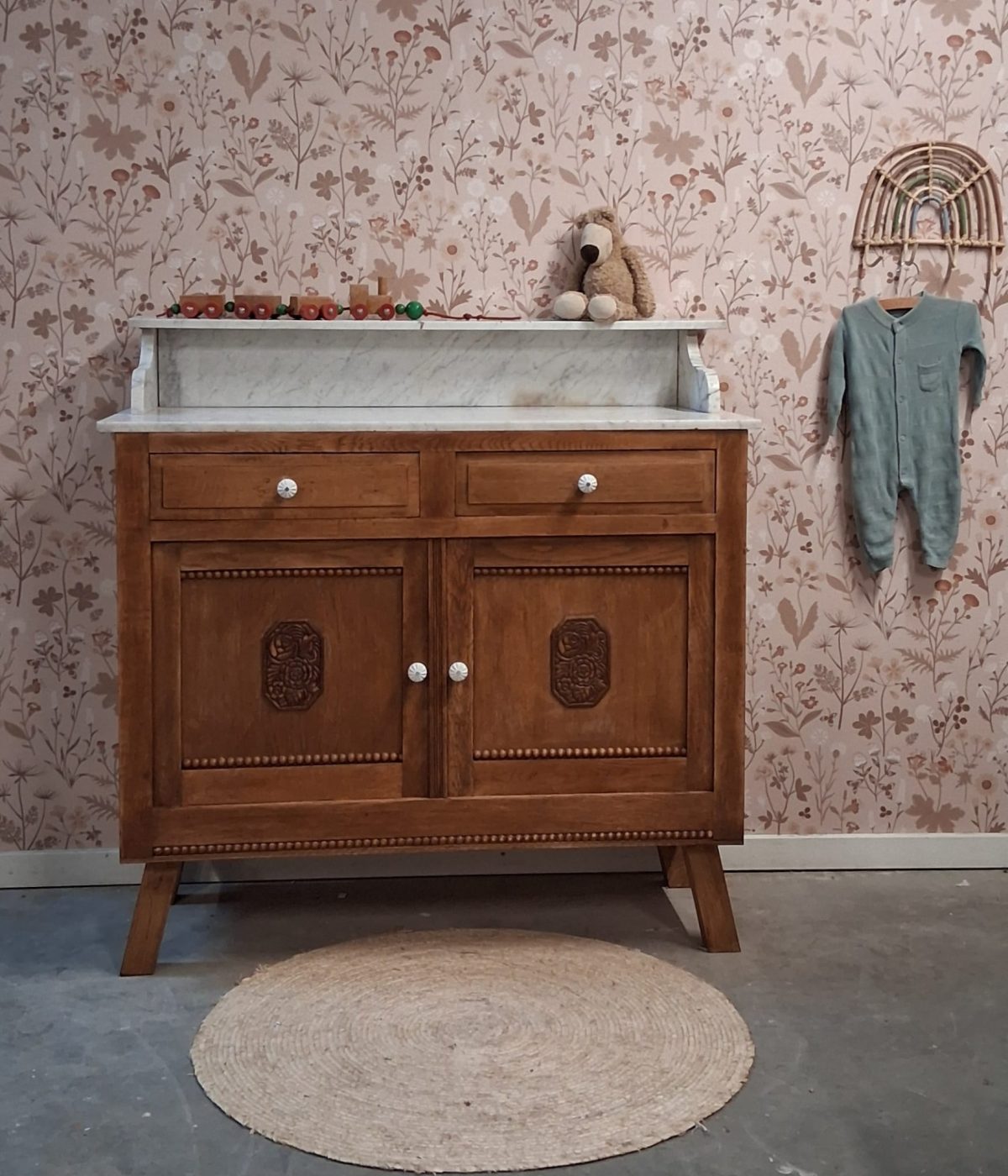 Vintage houtkleur commode met wit marmerenblad