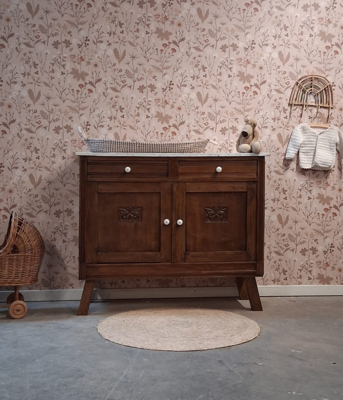 Vintage houtkleur commode met wit marmerenblad